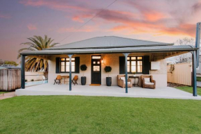 'The Gladstone' An Expansive Outdoor Oasis in Town, Mudgee